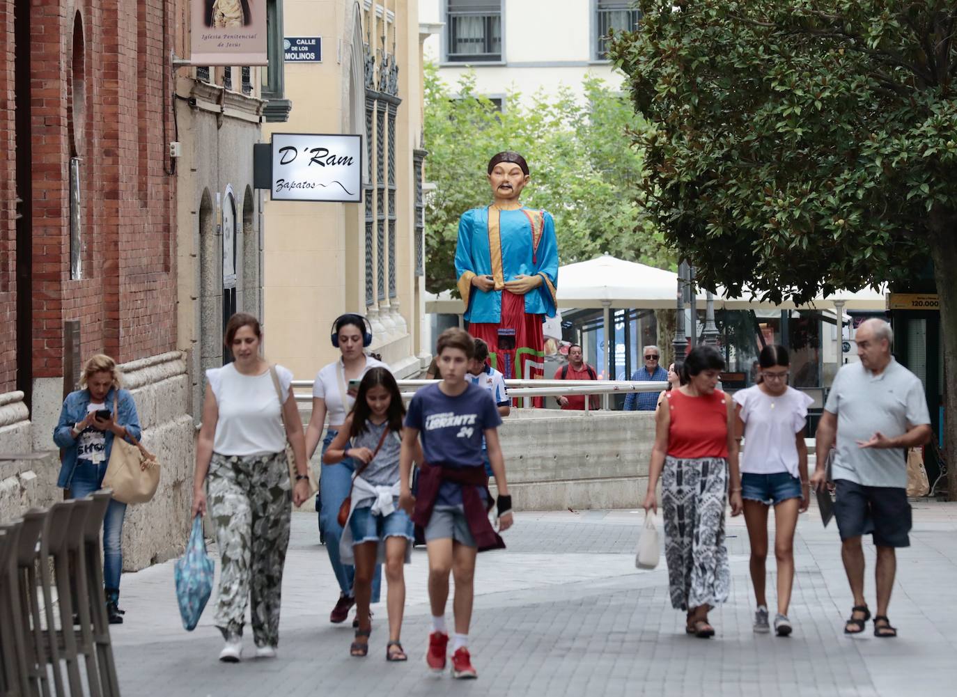 Traslado de los gigantes y los cabezudos al Ayuntamiento de Valladolid