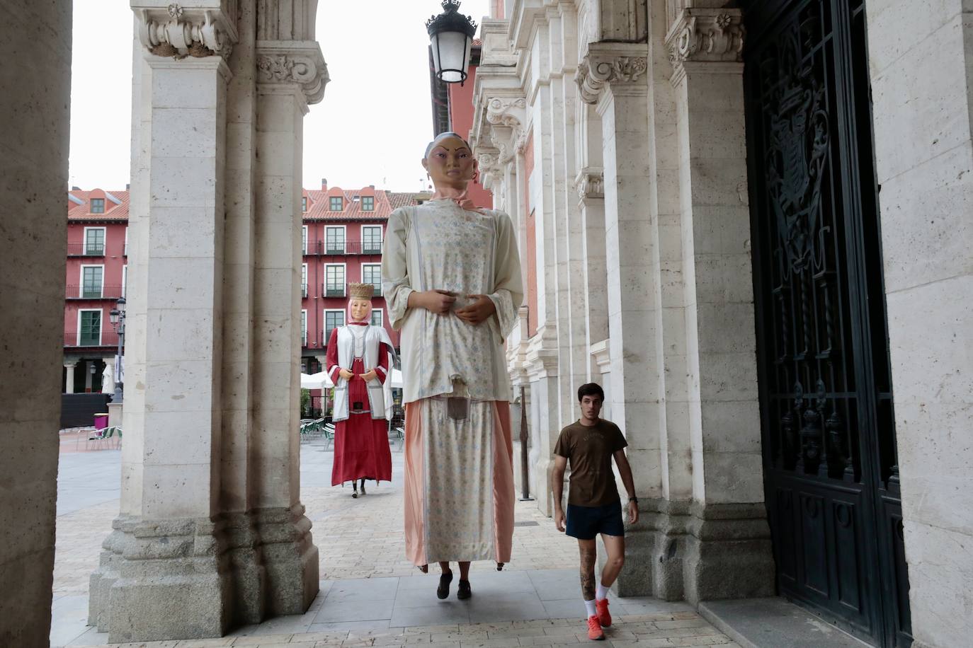 Traslado de los gigantes y los cabezudos al Ayuntamiento de Valladolid