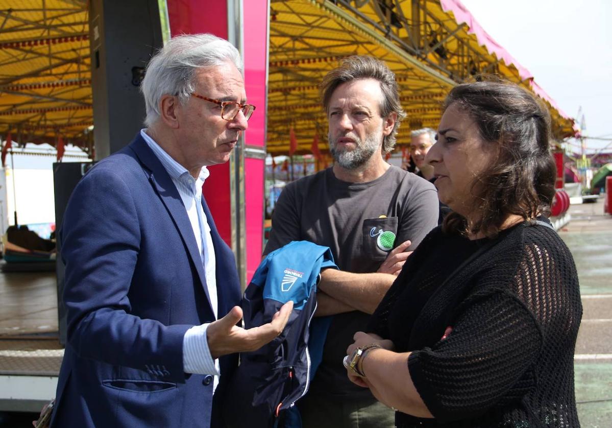 El subdelegado del Gobierno, el concejal de Fiestas y la alcaldesa, en el recinto ferial.