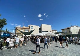 Los puestos de venta y cata de quesos, en la Plaza de Sardón, ante la Casa Consistorial.