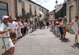 Un momento de la tronadera por las calles de Cuéllar.