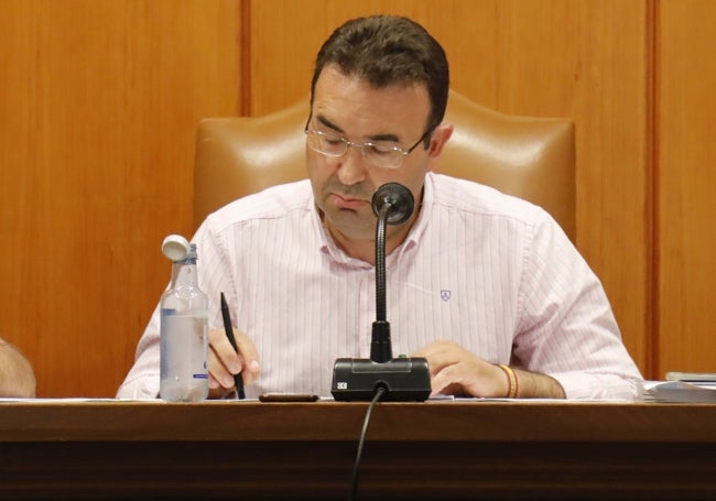 Roberto Díez, alcalde de Peñafiel, durante el pleno del mes de julio en el que se trató y salió a la luz de forma oficial la existencia del proyecto de Hispania Glass.