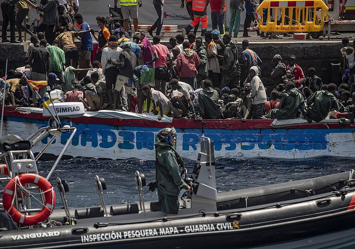 Rescate de un cayuco con cerca de 250 migrantes en aguas de El Hierro.
