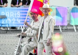 Marta Arce, con la bandera española en la ceremonia deinauguración.