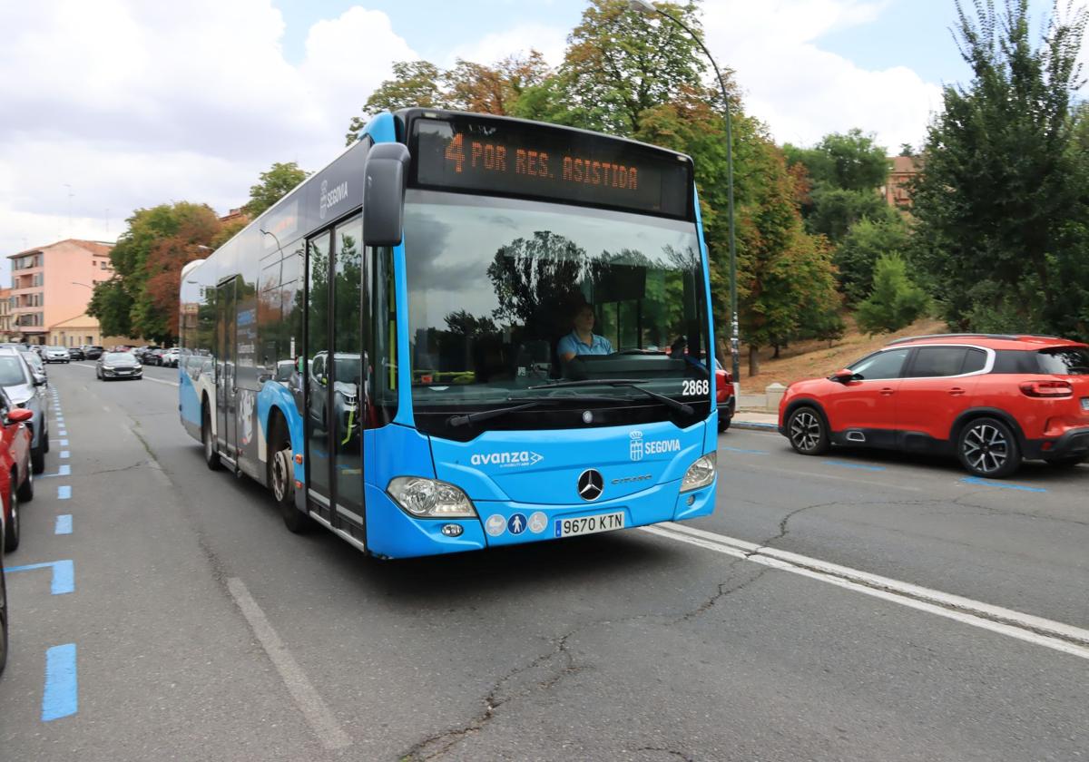 Autobús de la línea 4 por Vía Roma.