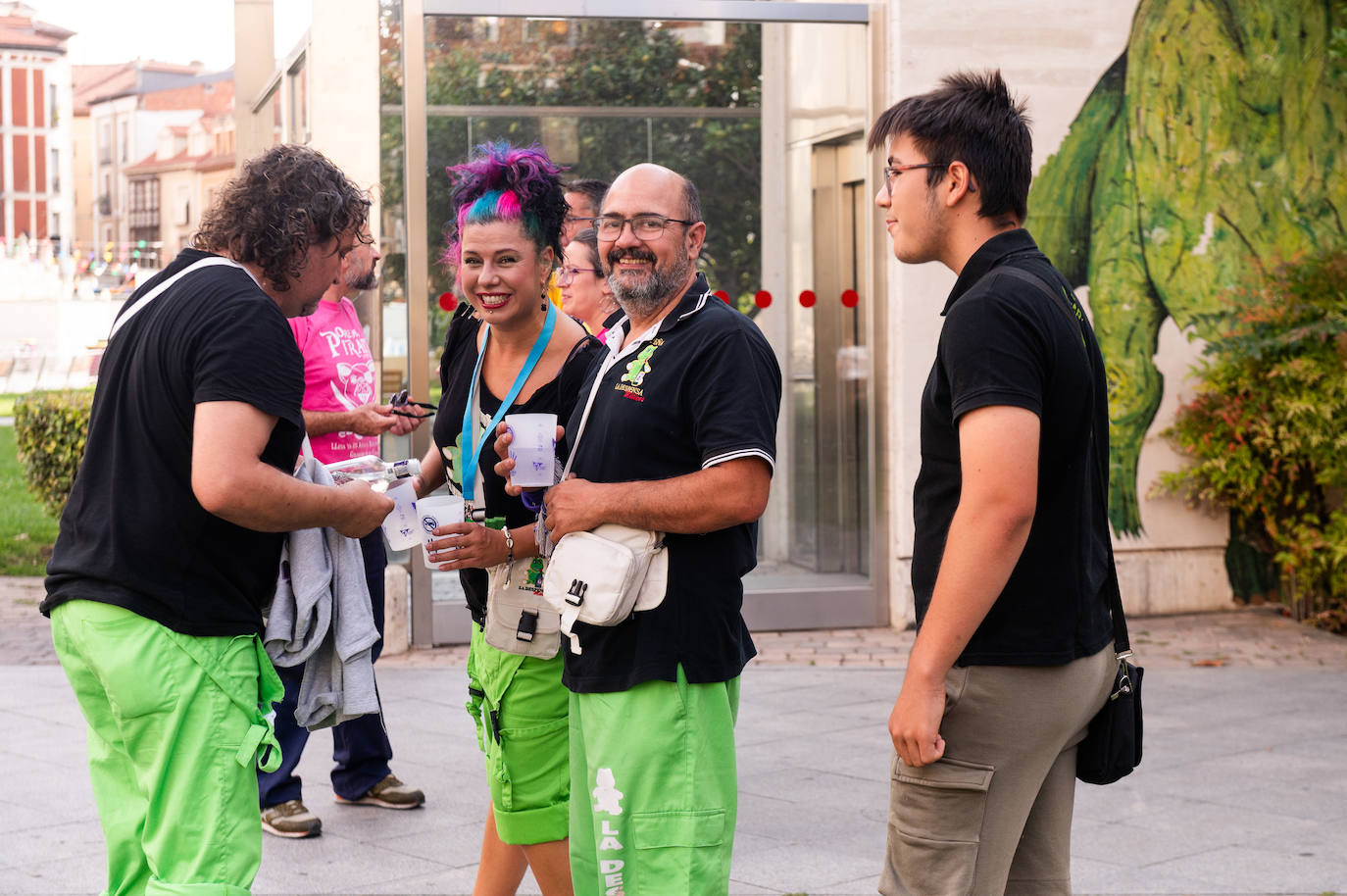 El desfile de peñas de las Fiestas de Valladolid 2024, en imágenes