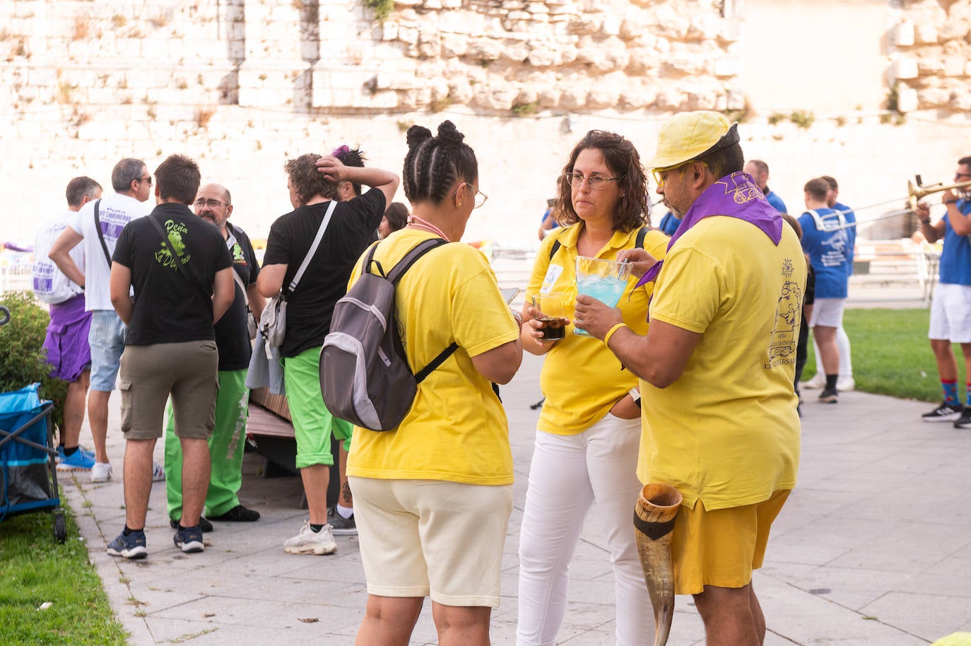 El desfile de peñas de las Fiestas de Valladolid 2024, en imágenes