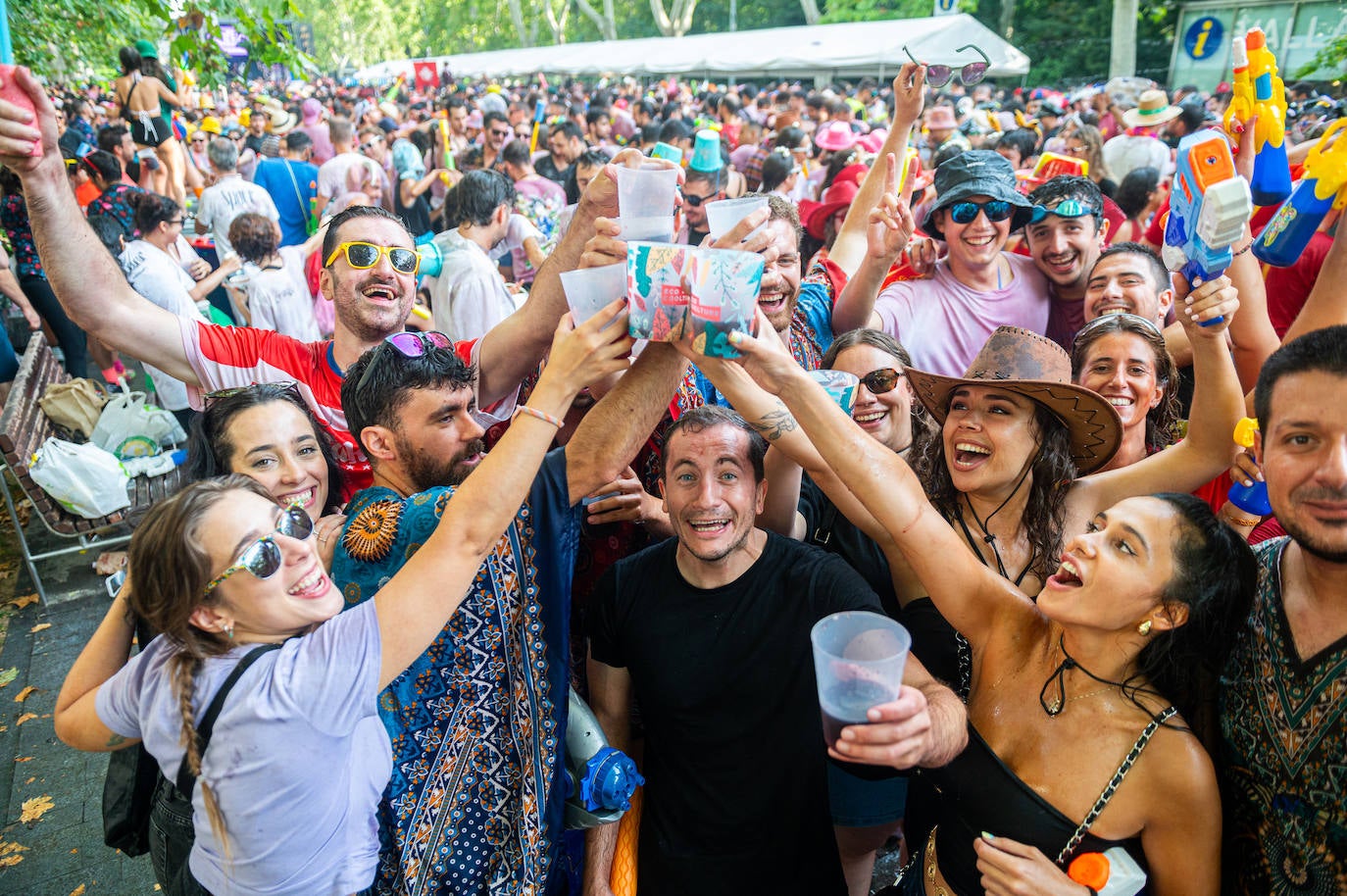 El desfile de peñas de las Fiestas de Valladolid 2024, en imágenes