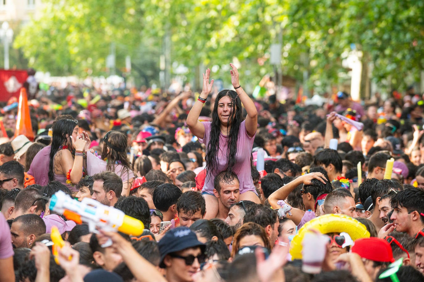 El desfile de peñas de las Fiestas de Valladolid 2024, en imágenes