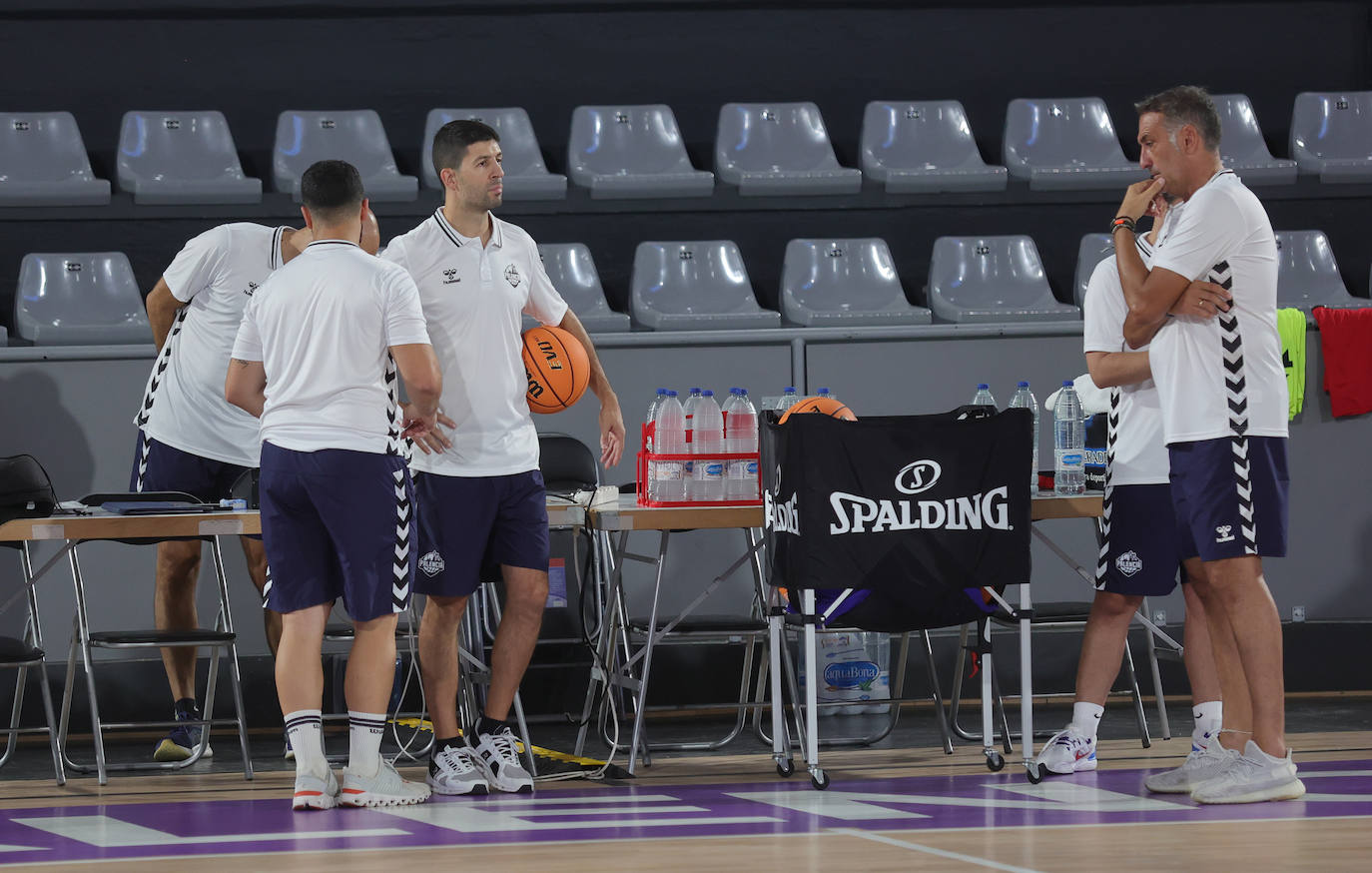 El Palencia Baloncesto muestra sus armas al público en el Pabellón