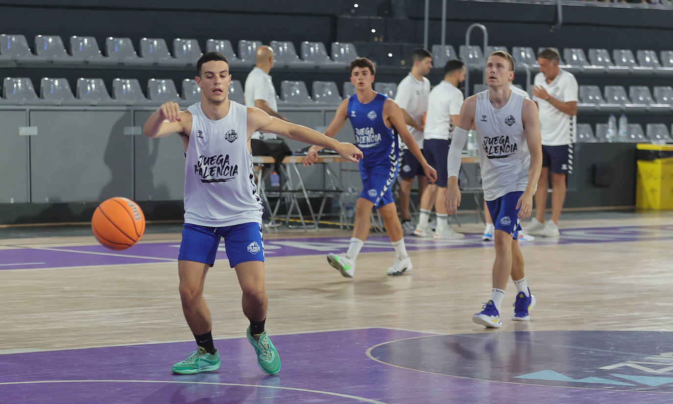 El Palencia Baloncesto muestra sus armas al público en el Pabellón