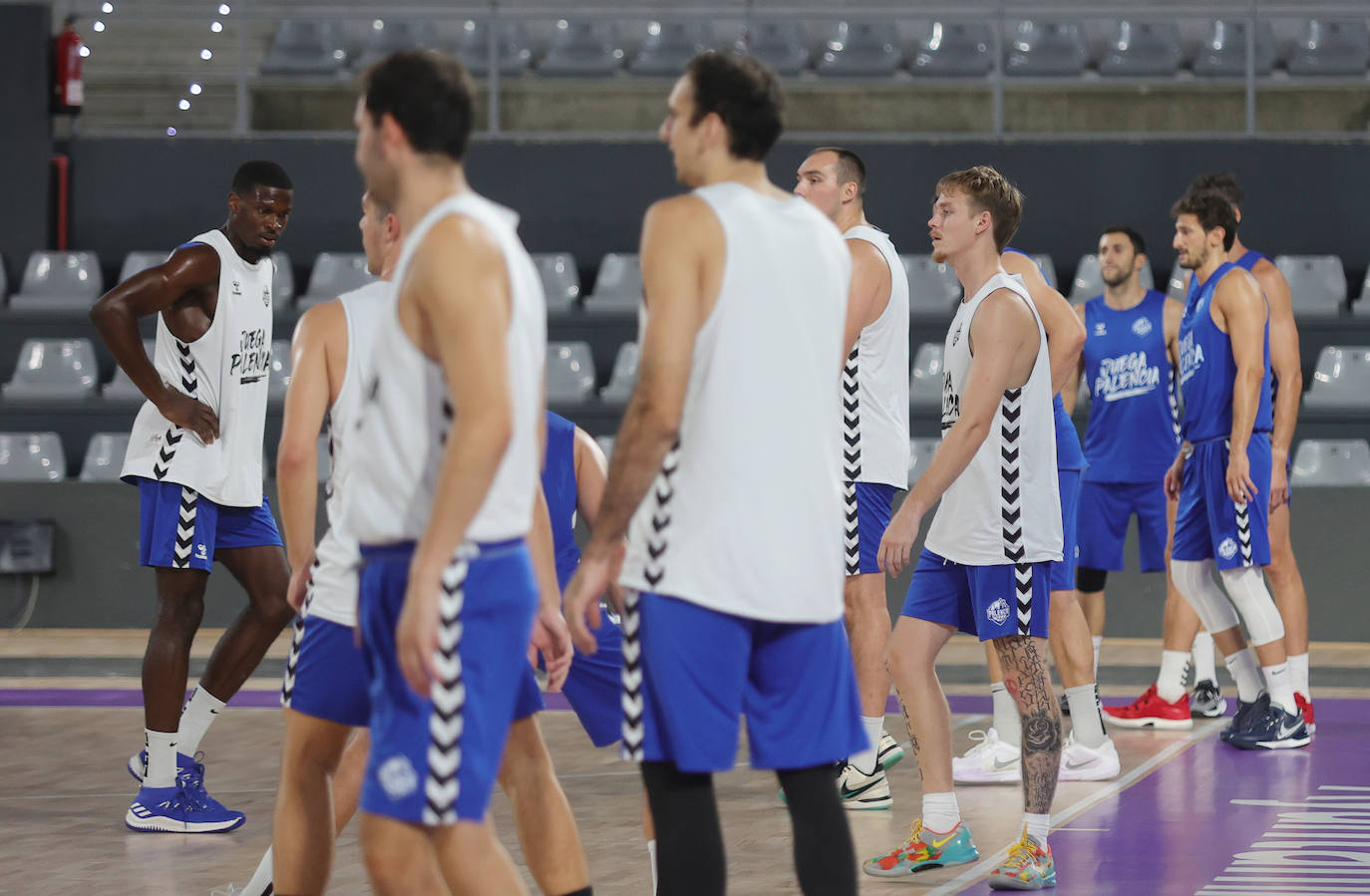 El Palencia Baloncesto muestra sus armas al público en el Pabellón