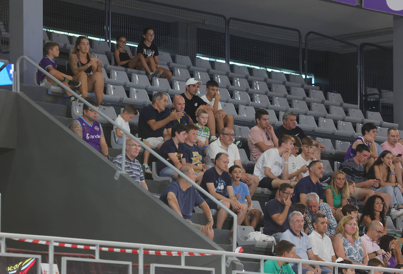 El Palencia Baloncesto muestra sus armas al público en el Pabellón