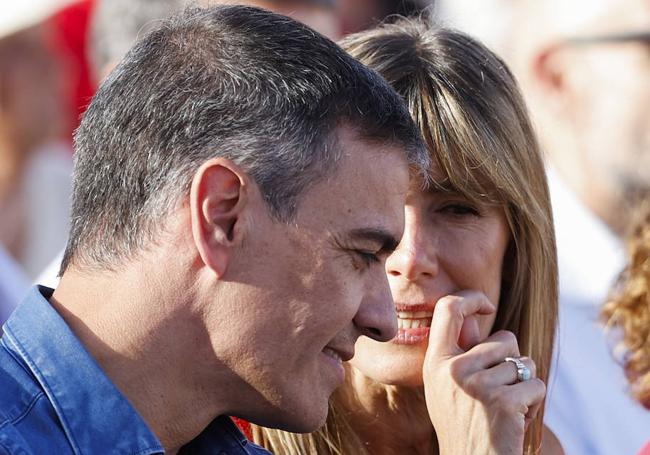 Pedro Sánchez y Begoña Gómez, en un mitin en Benalmádena.