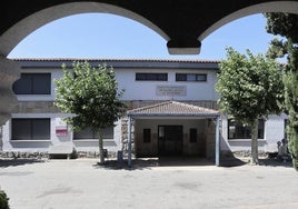 Entrada al Instituto José Luis Gutiérrez, en Muga de Sayago.