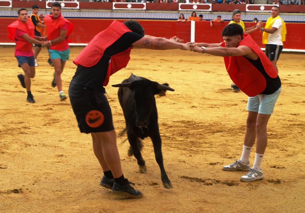 Dos peñistas, durante la celebración del Gran Prix.