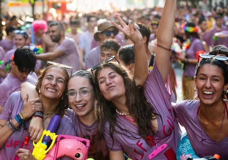 Desfile de peñas durante las fiestas en honor a la Virgen de San Lorenzo.