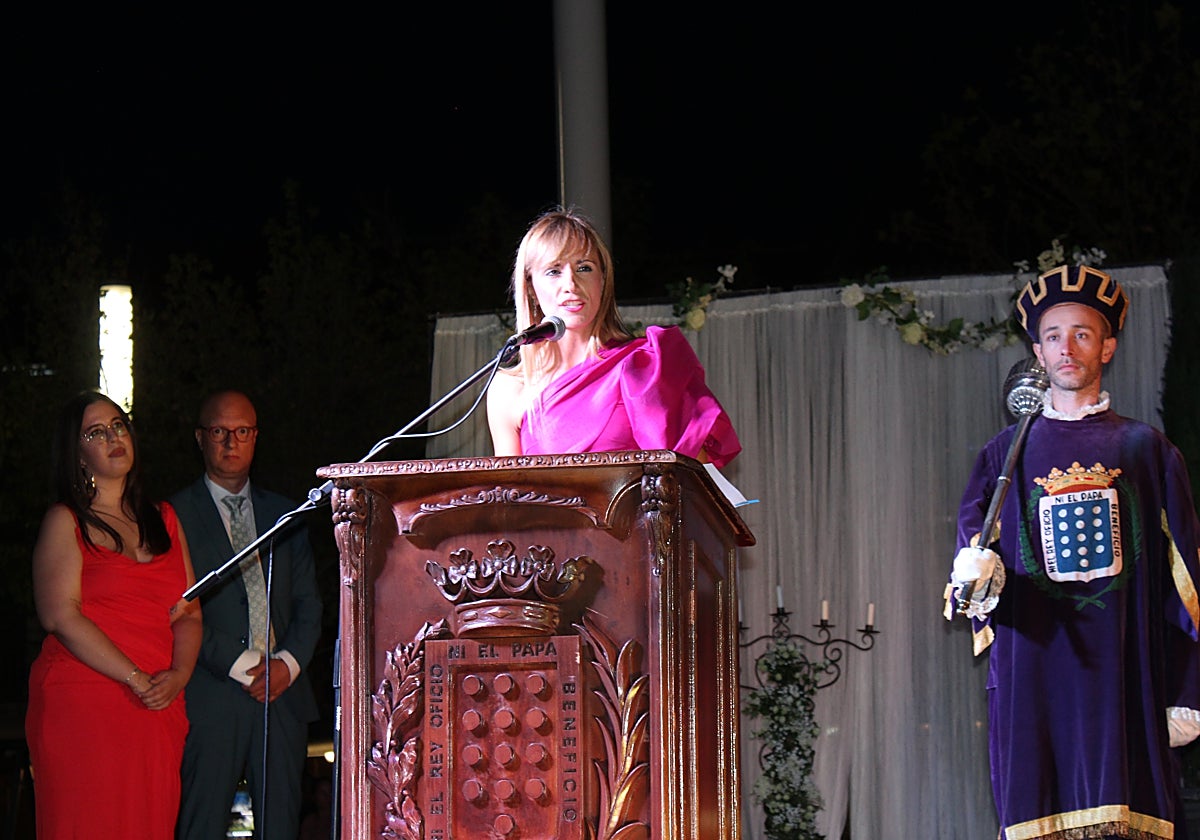 Samsara López enunciando el pregón de San Antolín