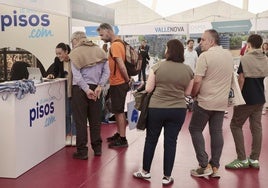 Clientes interesados en la compra de una vivienda hacen cola ante un mostrador en la última edición de la Feria Inmobiliaria de Valladolid (FIVA), el pasado abril.