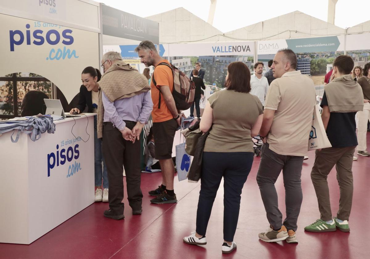 Clientes interesados en la compra de una vivienda hacen cola ante un mostrador en la última edición de la Feria Inmobiliaria de Valladolid (FIVA), el pasado abril.