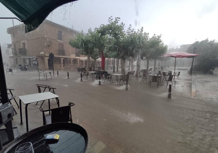 El agua cae con fuerza en Astudillo este sábado por la tarde.