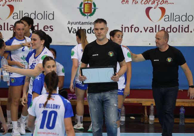 Salva Puig, en su primer partido oficial como técnico del Aula.