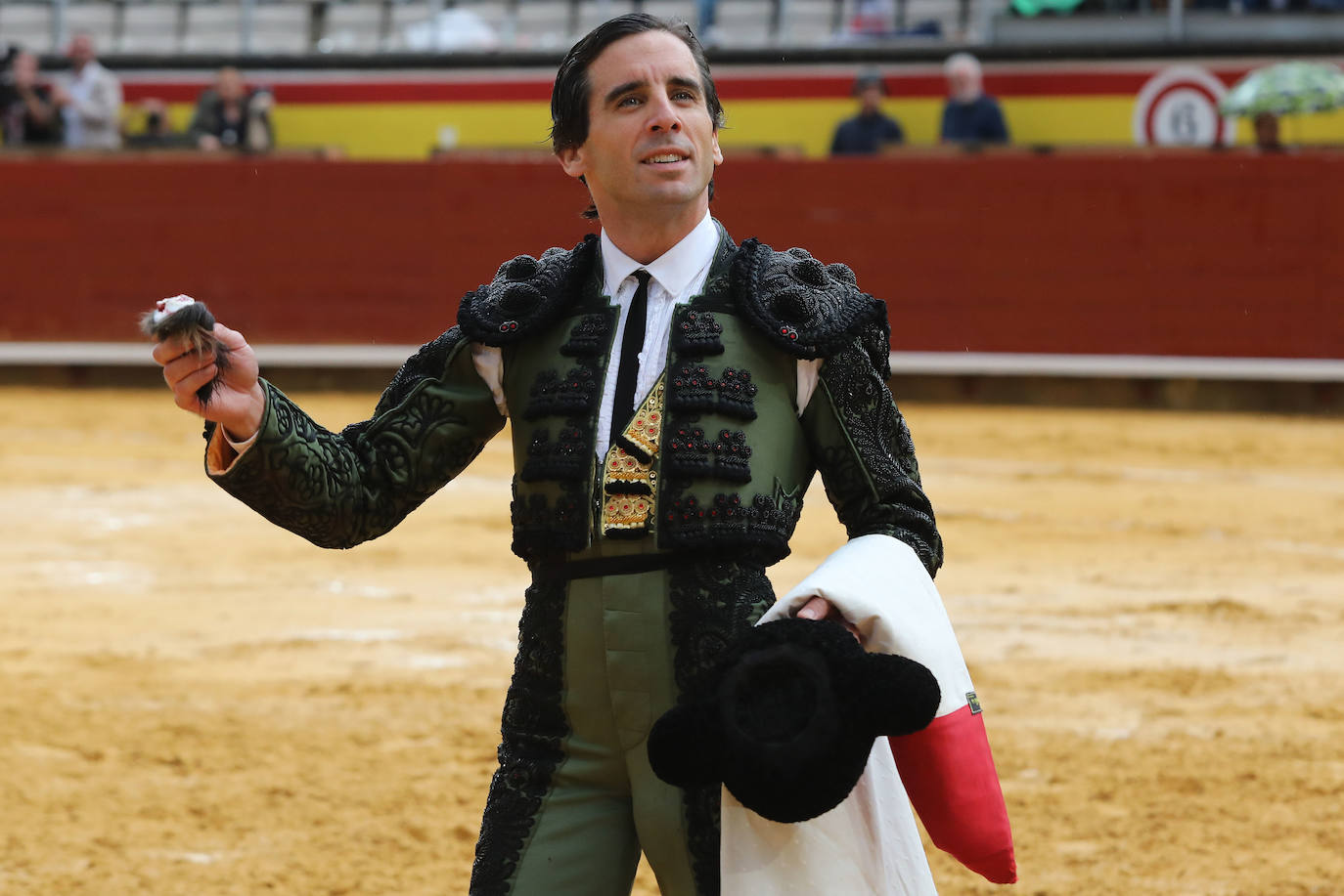 La lluvia no impide a Morante reconciliarse con Palencia