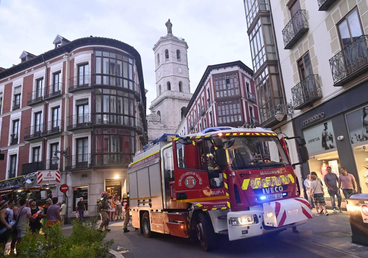 Imagen principal - El humo de los pinchos de lechazo de una brasería moviliza a los Bomberos