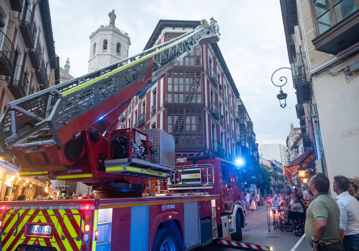 Los bomberos, durante la intervención.
