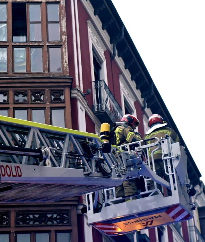Imagen secundaria 2 - El humo de los pinchos de lechazo de una brasería moviliza a los Bomberos