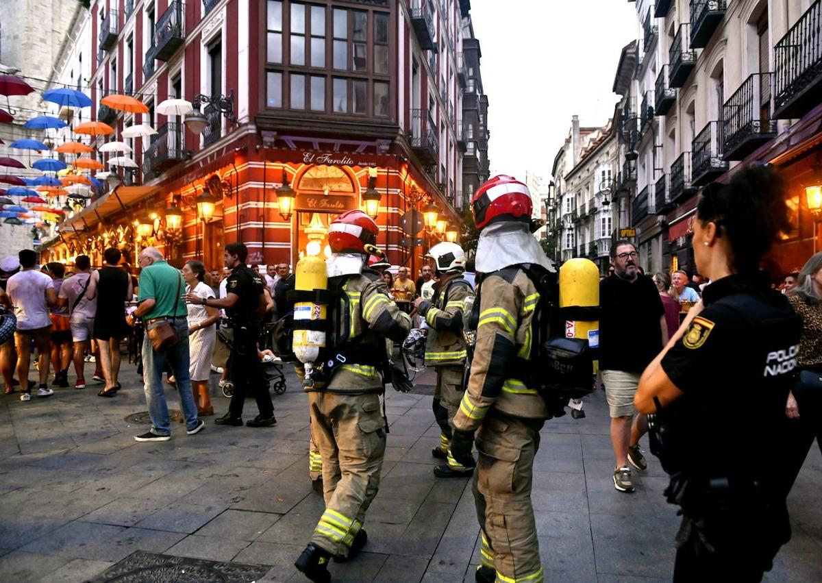 Imagen secundaria 1 - El humo de los pinchos de lechazo de una brasería moviliza a los Bomberos
