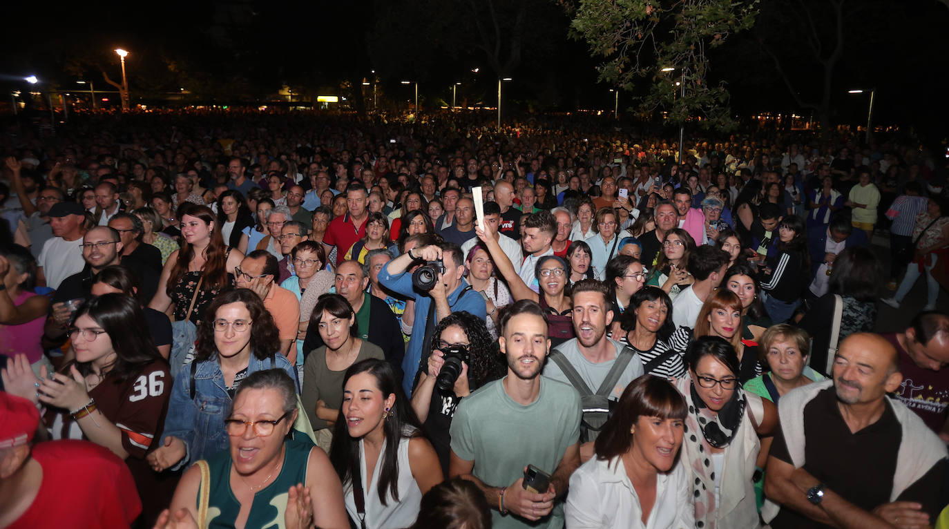 Rozalén llena el parque del Salón con su música