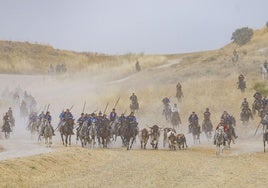 Caballistas acompañan a los bravos durante el último encierro de Cuéllar.