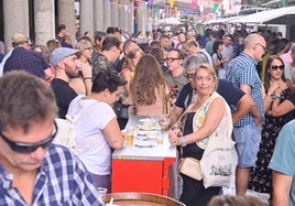 Los vallisoletanos salieron de tapeo este sábado al mediodía pese a las lluvias intermitentes.