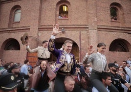 La terna sale a hombros de la plaza del Paseo de Zorrilla.