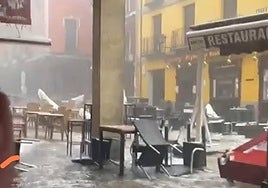 Las calles de Medina de Rioseco, anegadas por la lluvia.