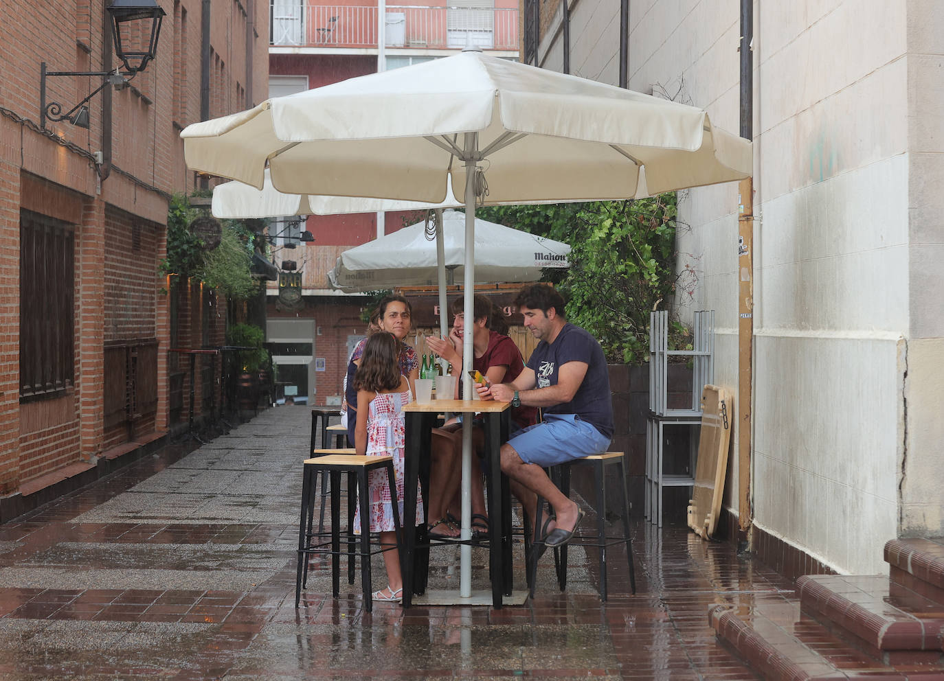 La lluvia rompe las ganas de vermú