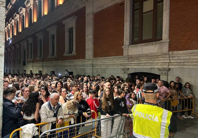 Cientos de personas, sin poder acceder a la Plaza Mayor por superar el aforo permitido.