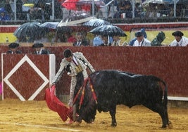 Morante torea bajo un gran aguacero.