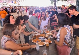 Un grupo de jóvenes disfruta de unas raciones en la Feria de Gastronomía, este domingo al mediodía.