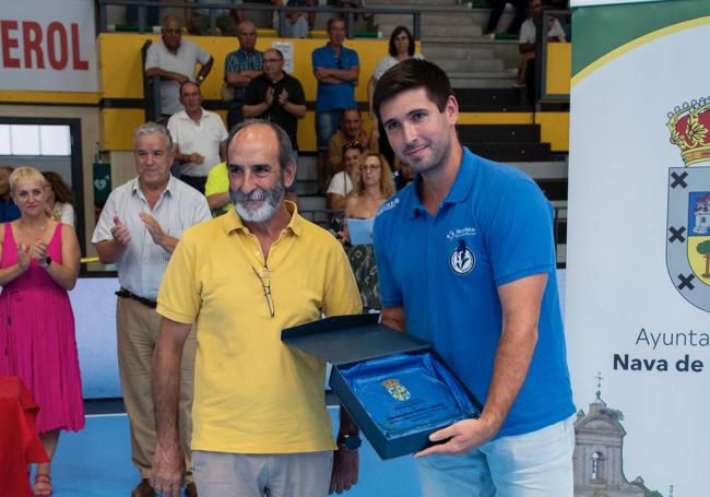 César recoge una placa de la organización.