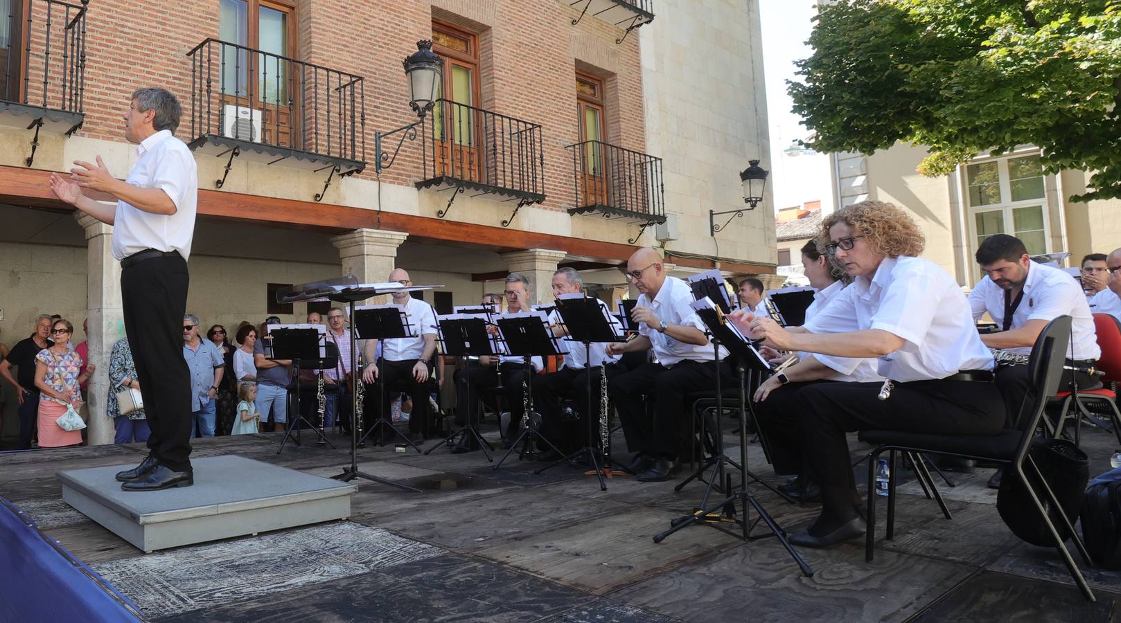 Concierto extraordinario de la Banda de Música en la plaza de San Francisco