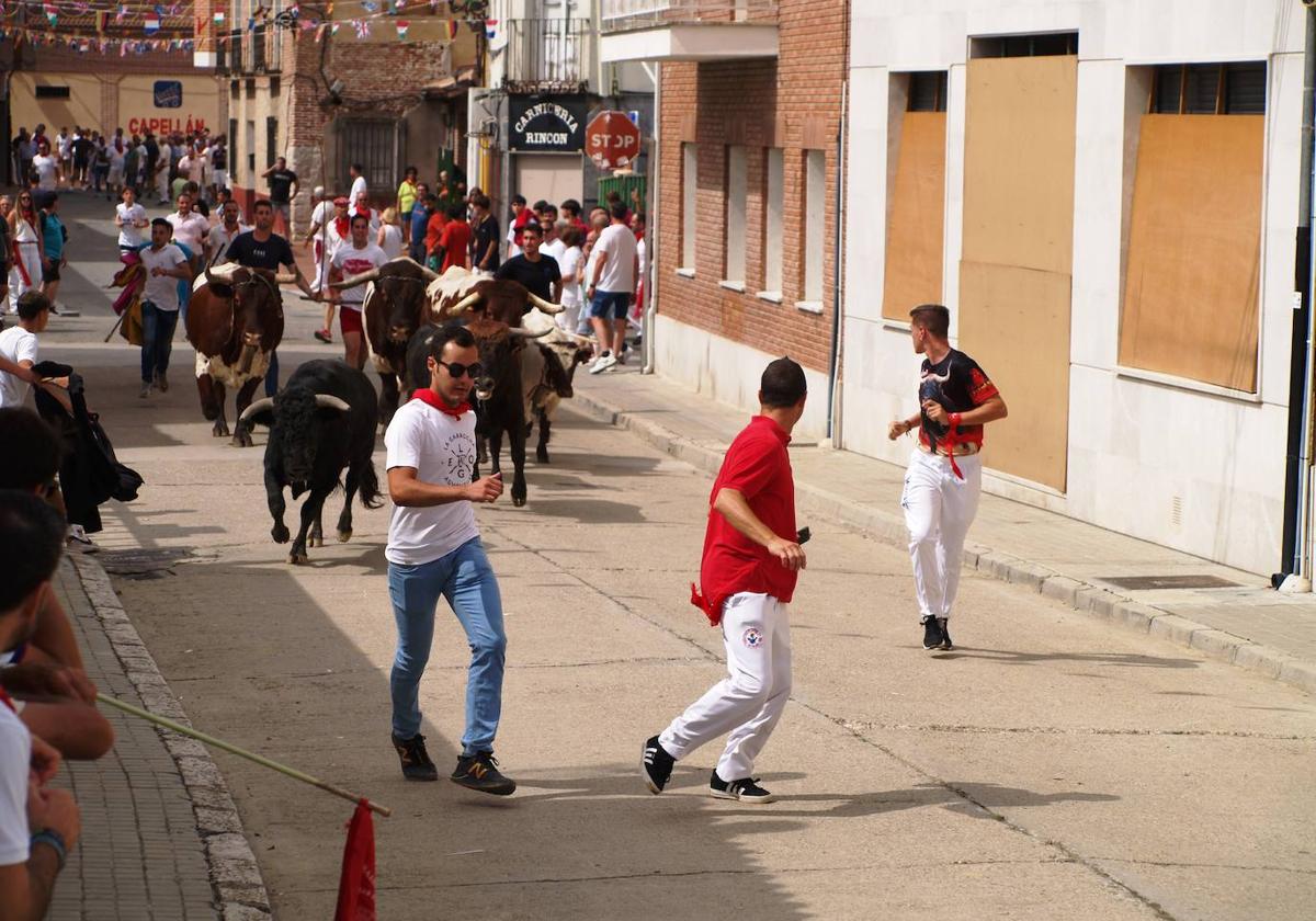 Varios corredores completan el recorrido del encierro.