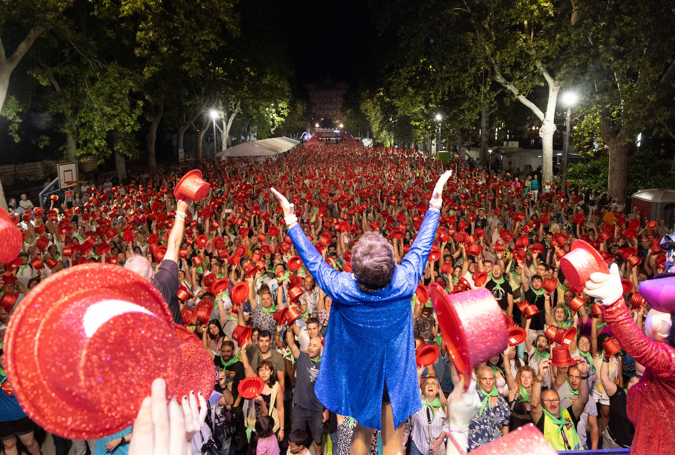 Miles de vallisoletanos alzan sus chisteras en honor a Concha Velasco para batir un nuevo récord Guinness ante la mirada de Lady Veneno, maestra de ceremonias en la Acera de Recoletos.