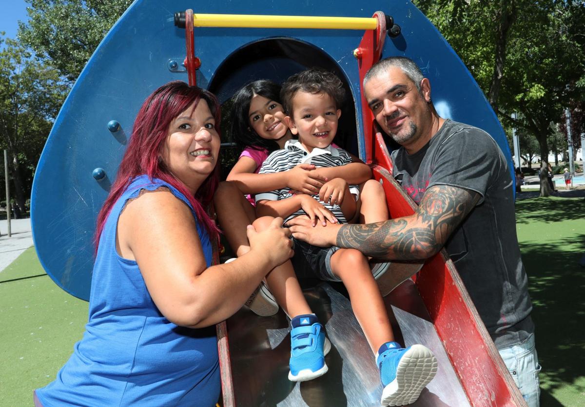 El pequeño Yeray, con su hermana Norah y sus padres en el parque.