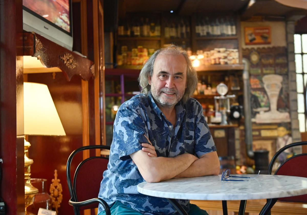 El guionista y director de cine Arturo Dueñas, en la cafetería Patton Pub.