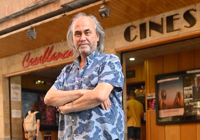 Arturo Dueñas, frente a los cines Casablanca.