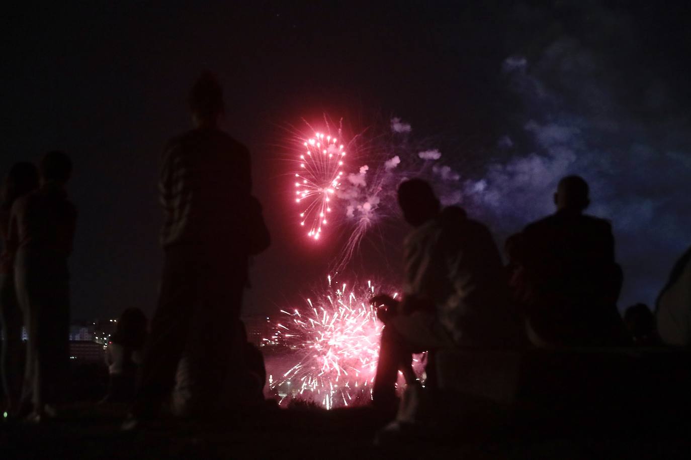 Los primeros fuegos artificiales, en imágenes