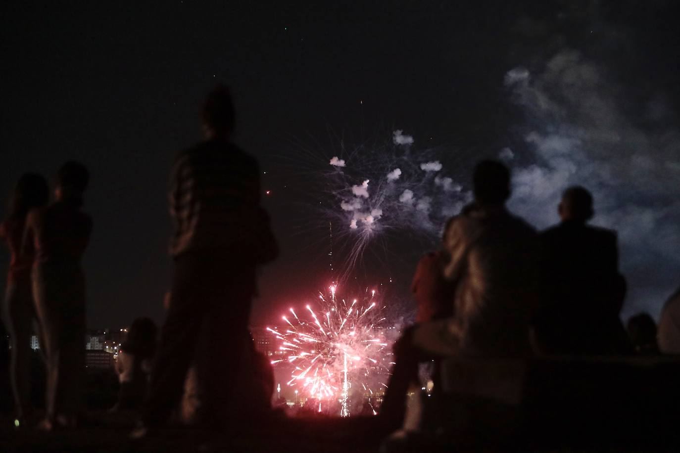 Los primeros fuegos artificiales, en imágenes