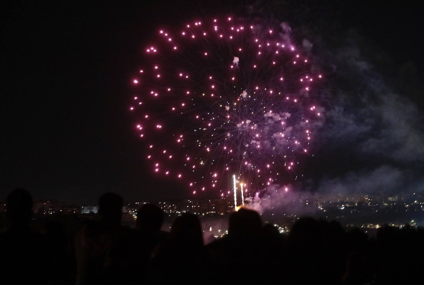 Los primeros fuegos artificiales, en imágenes